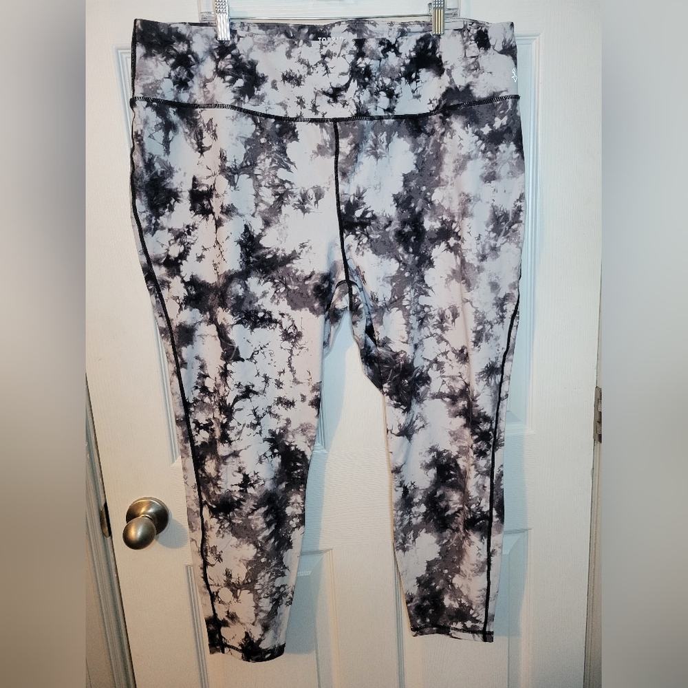 Torrid 4 Yoga Capri Legging Tie Dye Black White Womans Plus